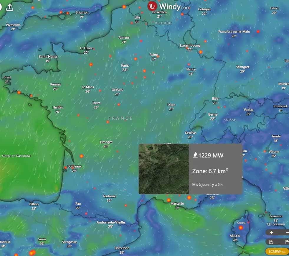 Carte Windy.com de la France : chaque point orange est un feu de forêt actif détecté par satellite, avec l'encart d'un feu de 1 229 MW sur 6,7 km²