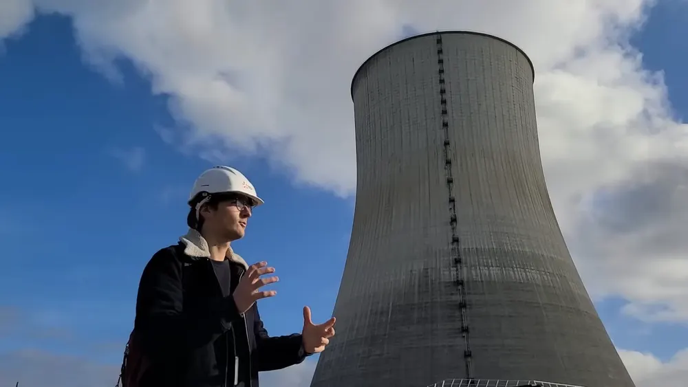 Stanislas Goubault devant la tour aéroréfrigérante de la centrale nucléaire de Civaux