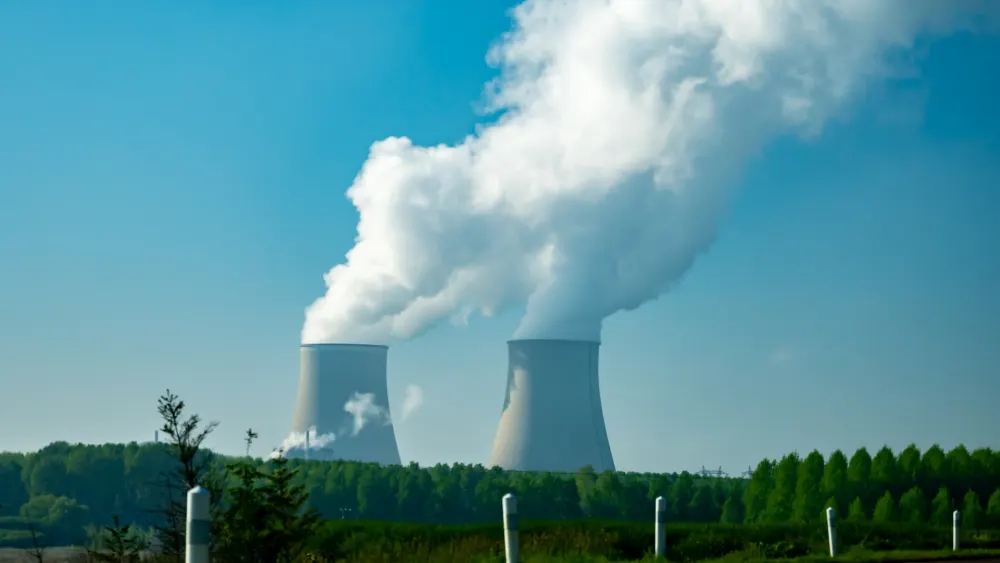 Panaches blancs de vapeur d'eau au-dessus des tours aéroréfrigérantes d'une centrale nucléaire