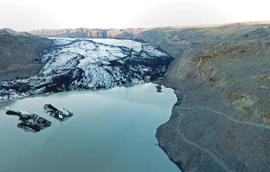 Glacier islandais en recul, icebergs détachés flottant dans un lagon glaciaire