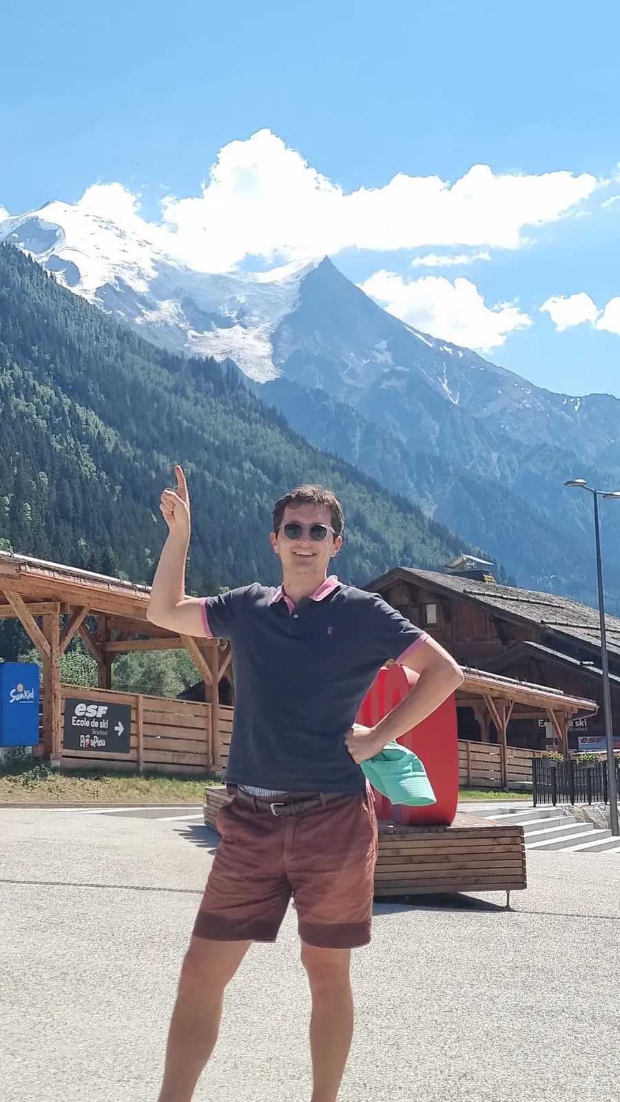 Stanislas devant un glacier du massif du Mont-Blanc, au-dessus de la vallée de Chamonix, en plein été