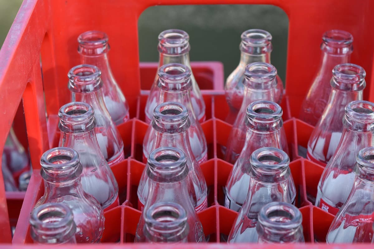Bouteilles en verre consignées, prêtes à être lavées et remplies à nouveau