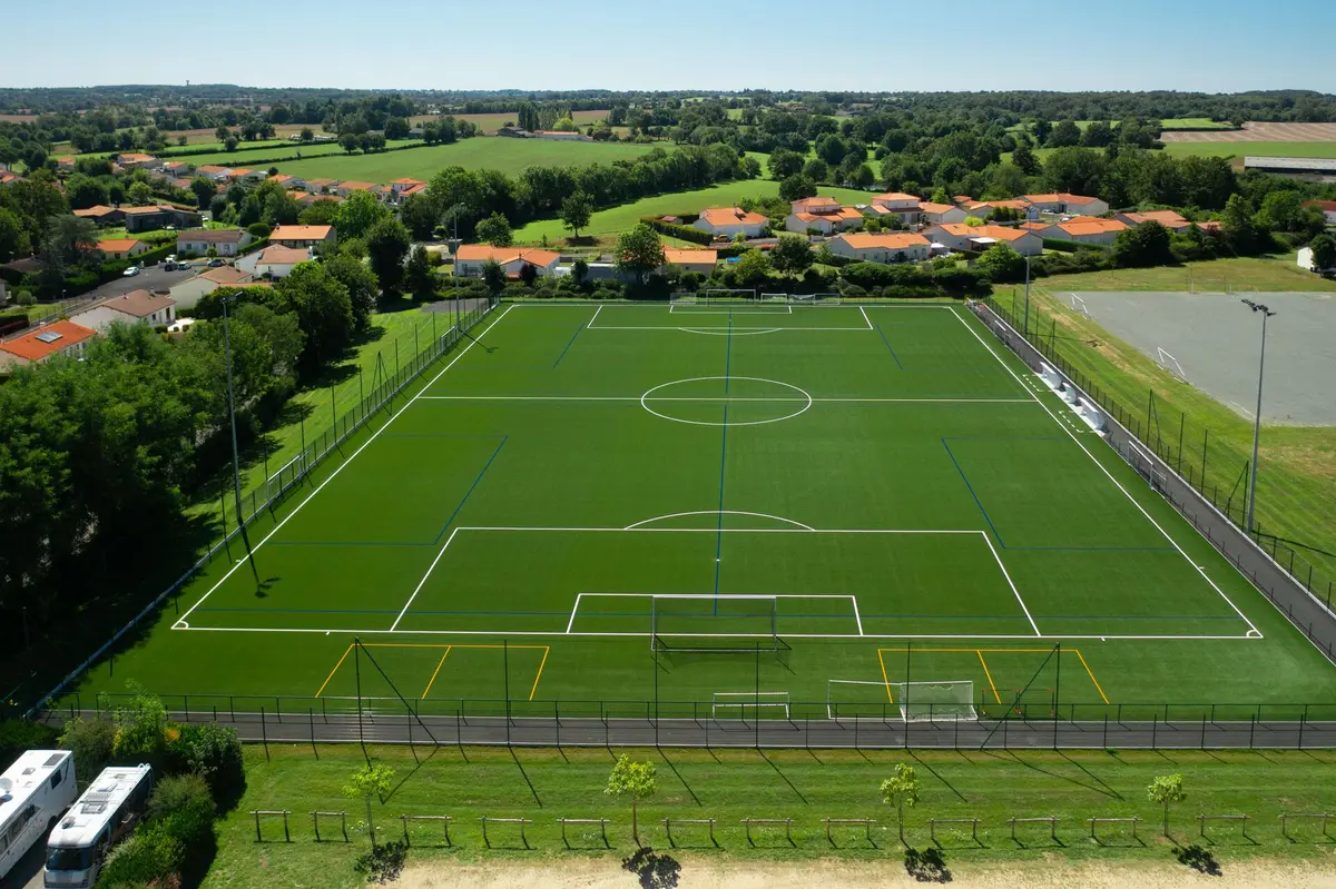 Vue aérienne d'un terrain de football en bordure de village