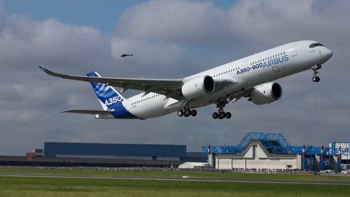 Airbus A350-900 au moment du décollage, train d'atterrissage encore sorti, au-dessus de la piste