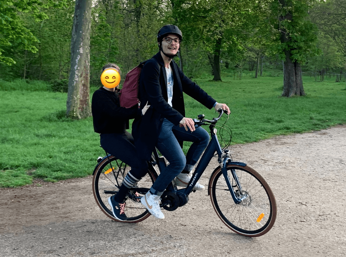 Stanislas Goubault sur son vélo à assistance électrique O2feel, avec une passagère sur le porte-bagages