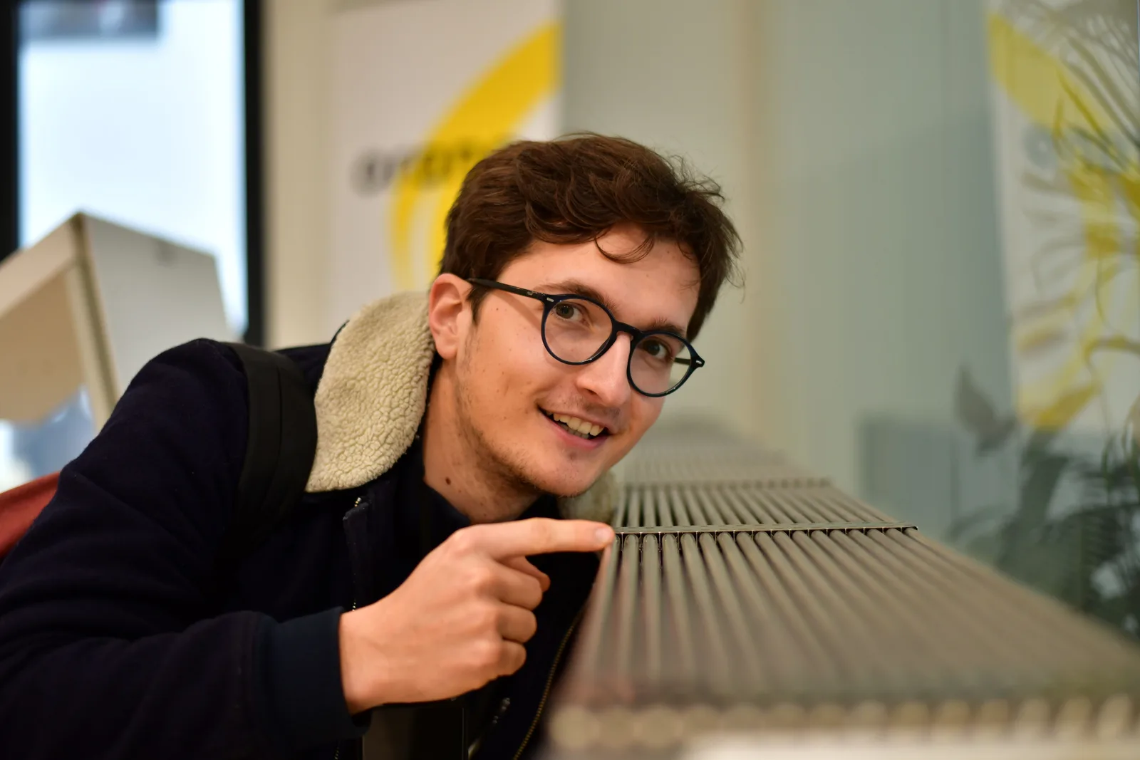 Moi à côté d'un assemblage combustible factice, dont on voit la grille et les têtes de crayons