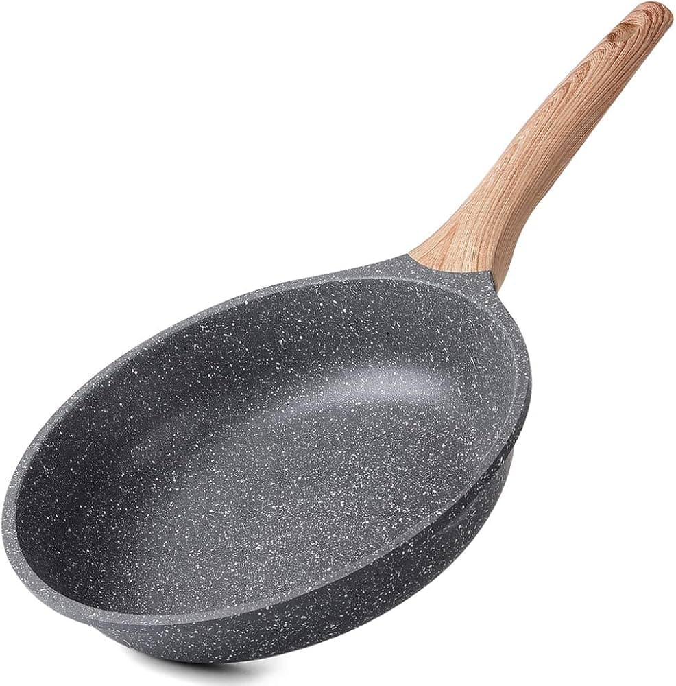 Poêle antiadhésive : le revêtement gris moucheté est du PTFE, aussi appelé Téflon, qui fait partie de la famille des PFAS