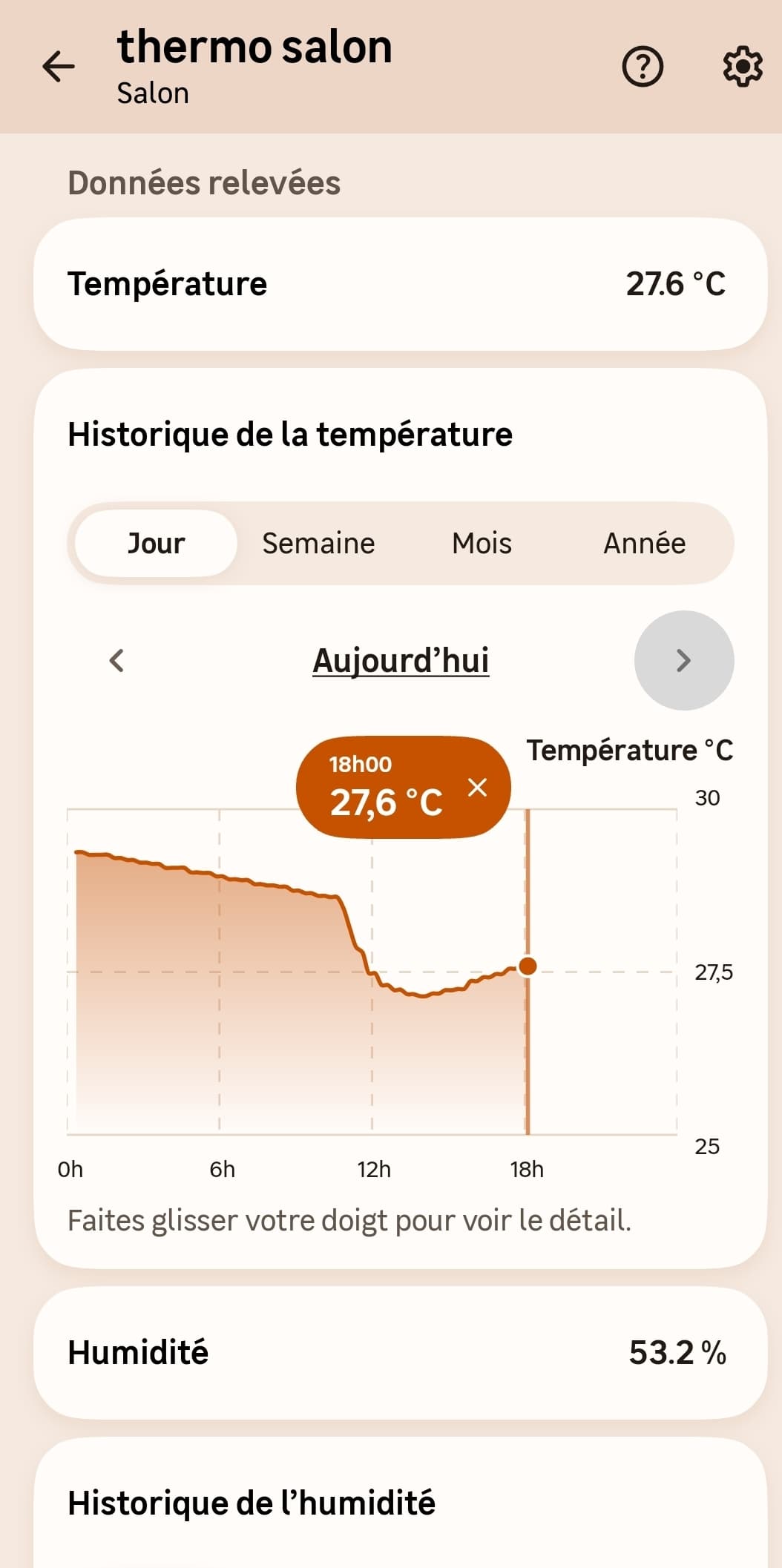 Écran de l'application Enki montrant la courbe de température du salon sur la journée, 27,6 °C