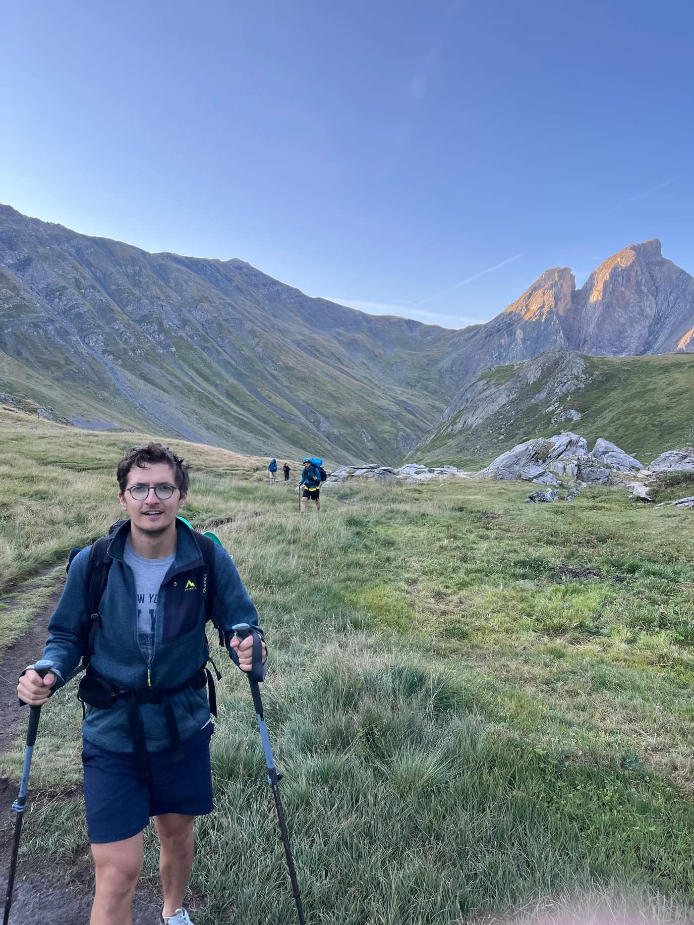 Stanislas Goubault en randonnée en montagne, sac au dos.