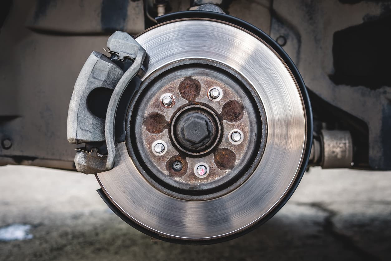 Frein à disque de voiture, avec son étrier et ses plaquettes