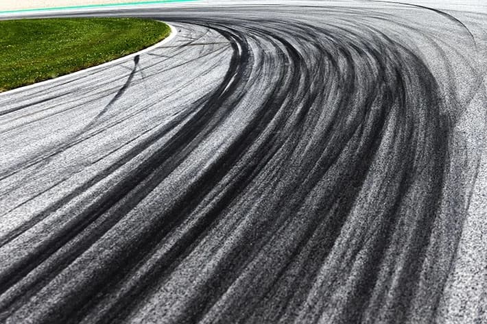 Traces de gomme laissées par des pneus sur l'asphalte
